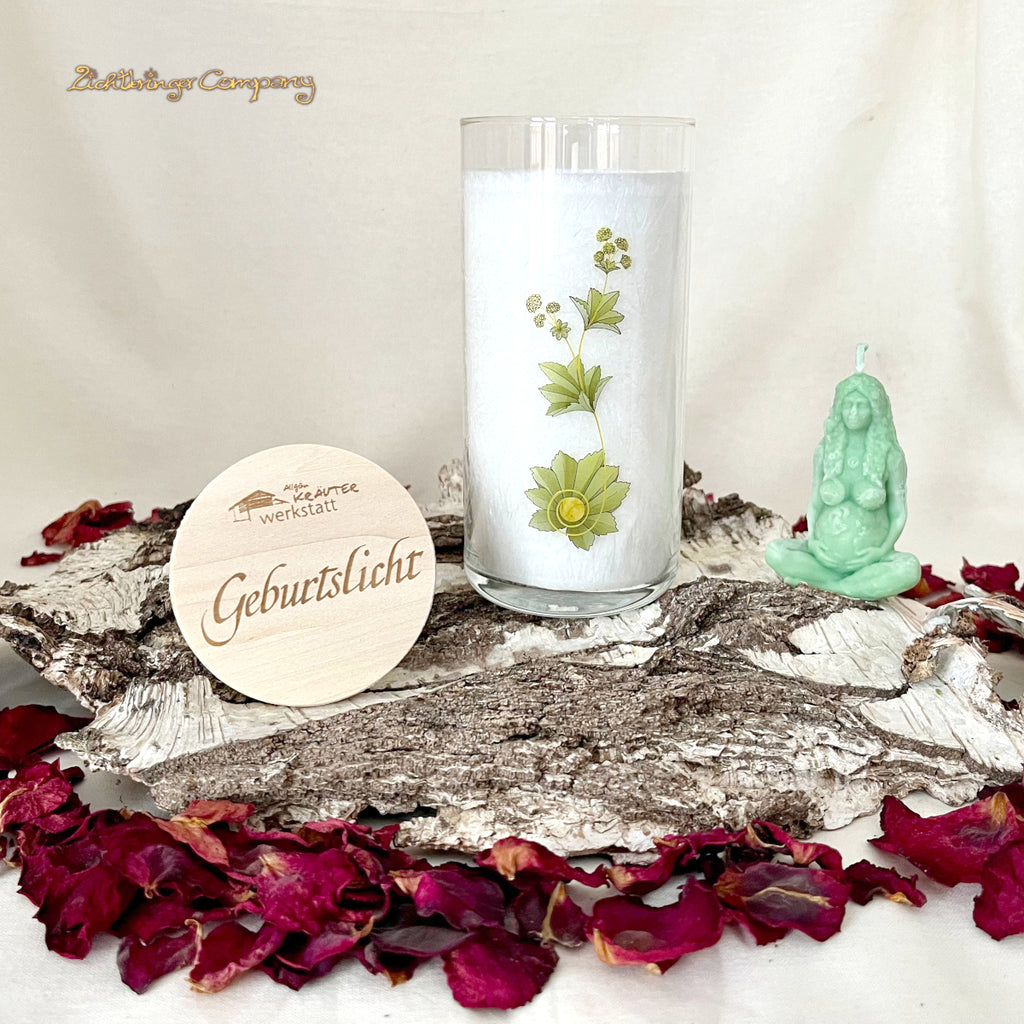 Geburtslicht, Geschenk zur Geburt, eine Kerze im Glas aus der Allgäuer Heilkräutermanufaktur. Glas mit Pflanzenaufdruck und graviertem Holzdeckel