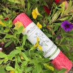 Lebensenergie Ritualkerze, im Blumenbeete. Allgäuer Heilkräuterkerze aus der Serie Lebensthemen