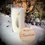 Trauerlicht Feder. Allgäuer Heilkräuterkerze im Glas. Glas mit Aufdruck einer Feder, gravierter Holzdeckel.