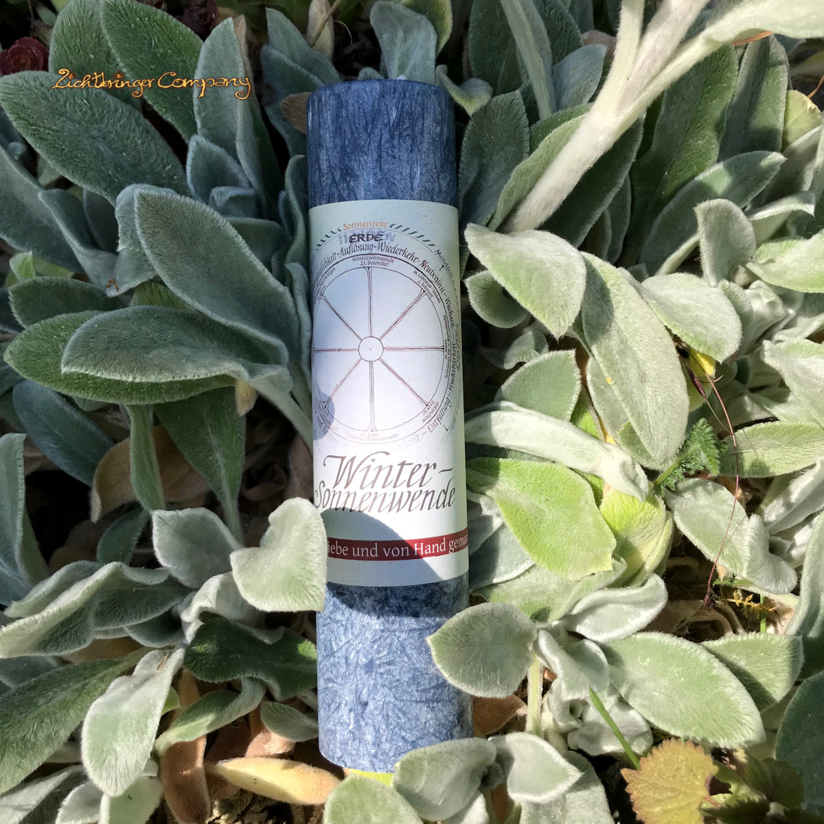 Wintersonnenwende Ritualkerze aus der Allgäuer Heilkräutermanufaktur. Farbe mitternachtsblau, im Kräuterbeet
