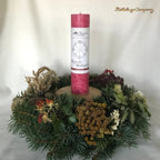 Magie der Weihnacht Ritualkerze aus der Serie Jahresrad, von der Allgäuer Heilkräutermanufaktur. Im Adventskranz