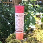 Sommersonnenwende, Ritualkerze aus der Allgäuer Heilkräutermanufaktur, in rot und orange, aus der Serie Jahresrad. Im leuchtenden Moosbett