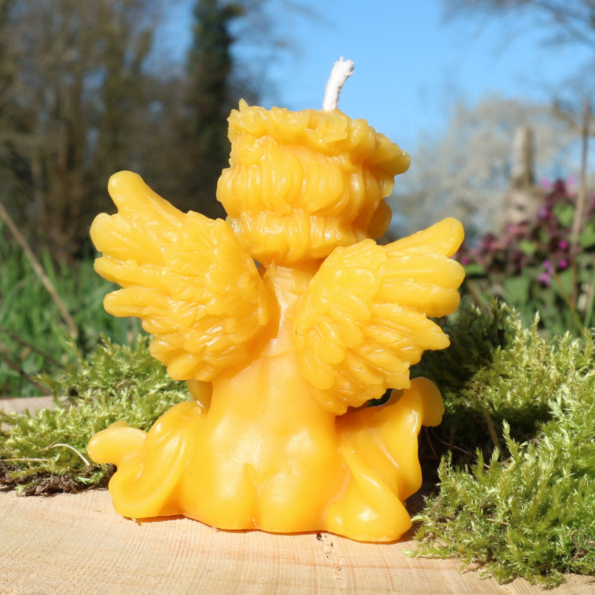 Engelkerze aus Bienenwachs, Detailansicht von hinten