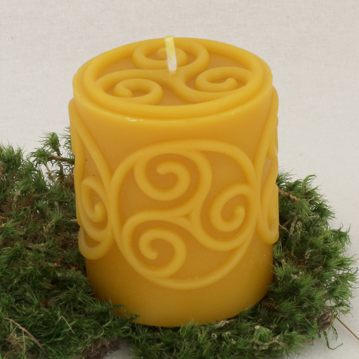 Triskelenkerze aus Bienenwachs, Höhe 7,5 cm