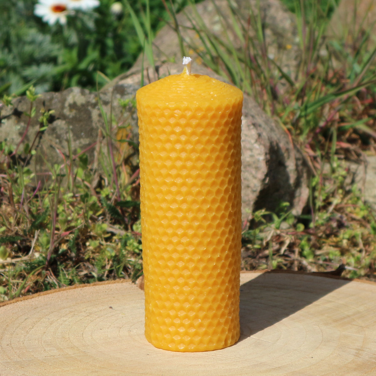 Bienenwachskerze in Wabenoptik Gr. 3 – Höhe14 cm – Durchmesser 5,5 cm –Gewicht 260 Gramm 