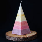 Pyramidenkerze Sonnenzauber mit sechs Düften und sechs Farben, von oben: weiß, hellgelb, sonnengelb, orange, rot, dunkelrot.