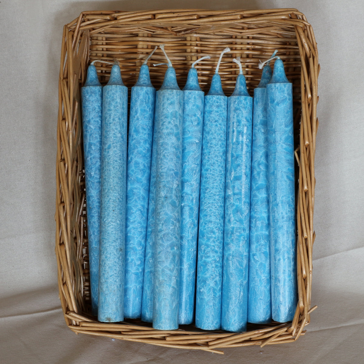 Eukalyptus Duftkerze aus Pflanzenwachs in der Farbe blau, in einem Korb