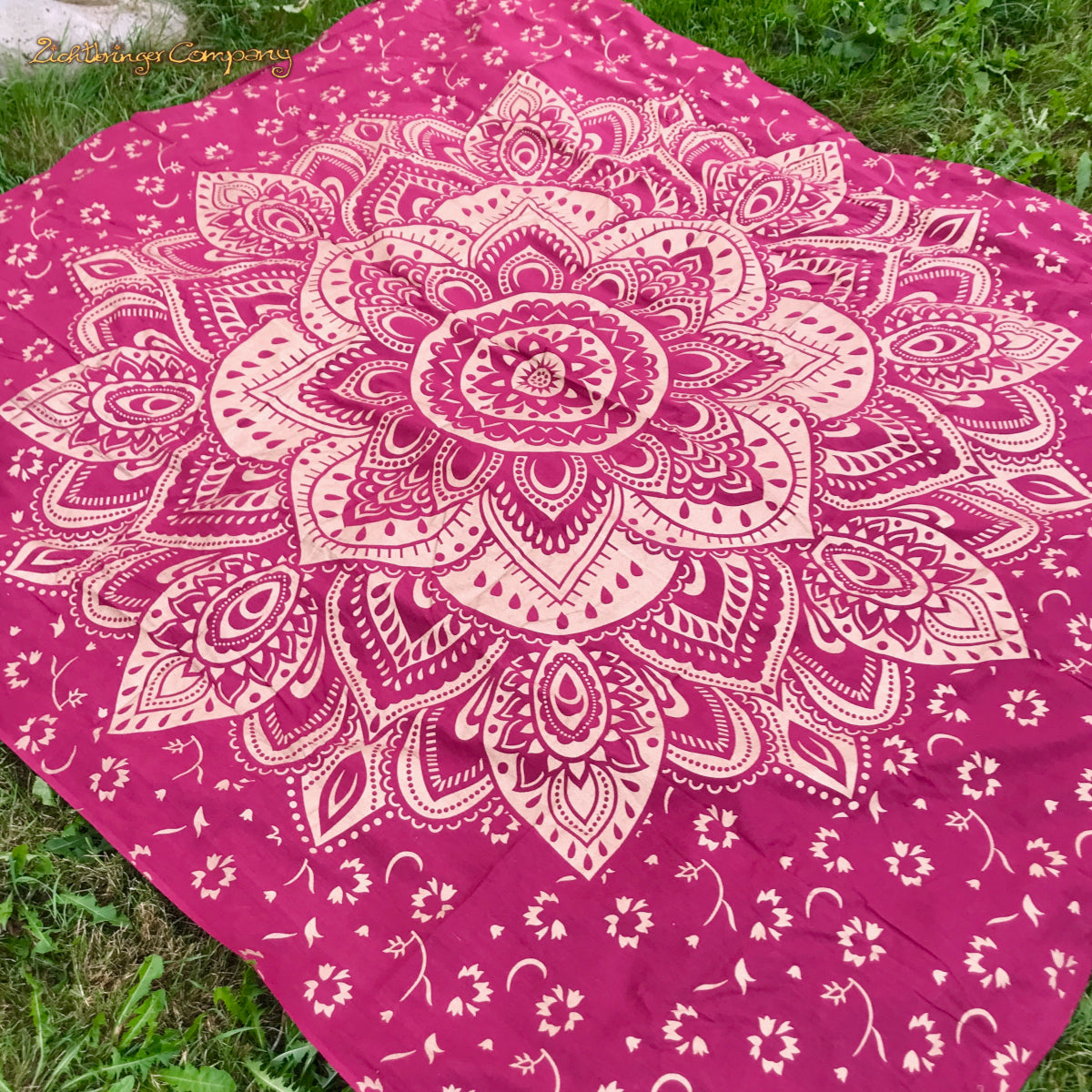 Goldener Lotus Wandtuch für Yoga- und Meditationsbereich