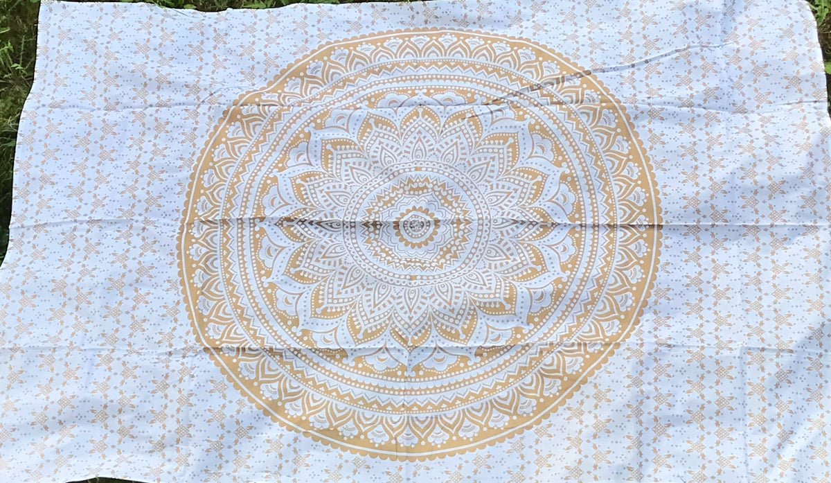 Weißes Wandtuch mit schimmerndem goldenem Mandala
