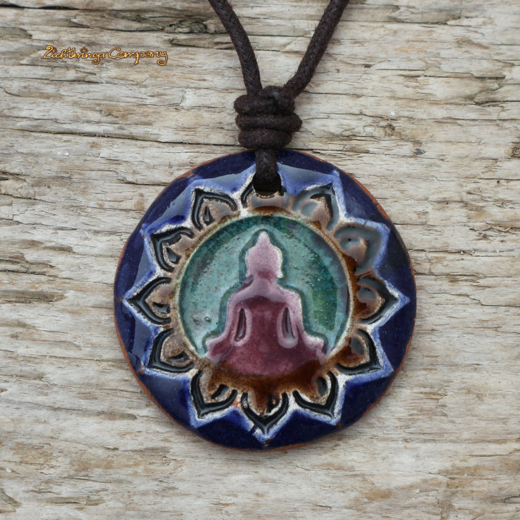 Buddha Halskette aus Keramik, Farbe blau-lila, meditierender Buddha