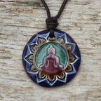 Buddha Halskette aus Keramik, Farbe blau-lila, meditierender Buddha