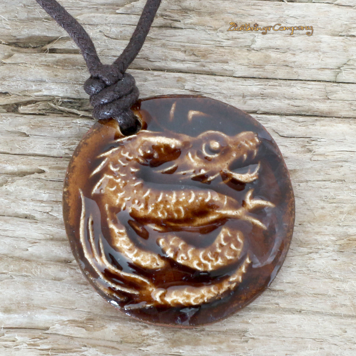 Drachenkette aus Ton in Braun, an gewachster Baumwollkette – Glücksdrache Keramik-Amulett