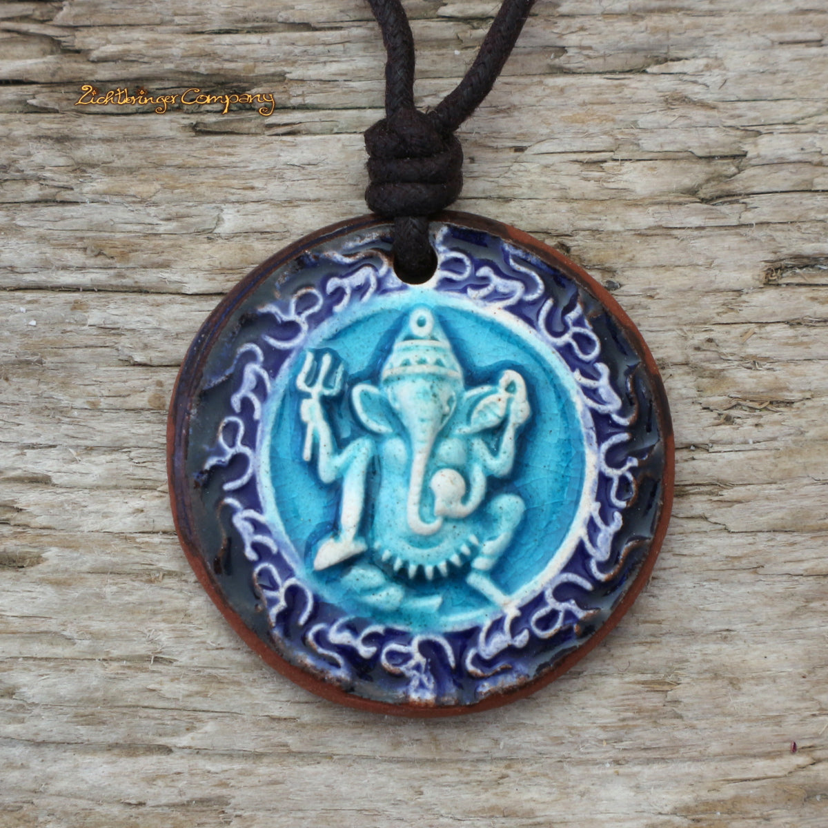 Ganesha-Anhänger aus Ton in Türkis-Blau, an gewachster Baumwollkette – handgefertigtes Yoga Amulett aus Ton