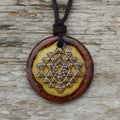 Sri Yantra Anhänger aus Ton in Gold-Braun, an gewachster Baumwollkette – handgefertigtes Amulett der Heiligen Geometrie