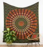 Pfauenfeder Mandala Wandtuch in Grün und Orange, 230 × 210 cm, an der Wand aufgehängt