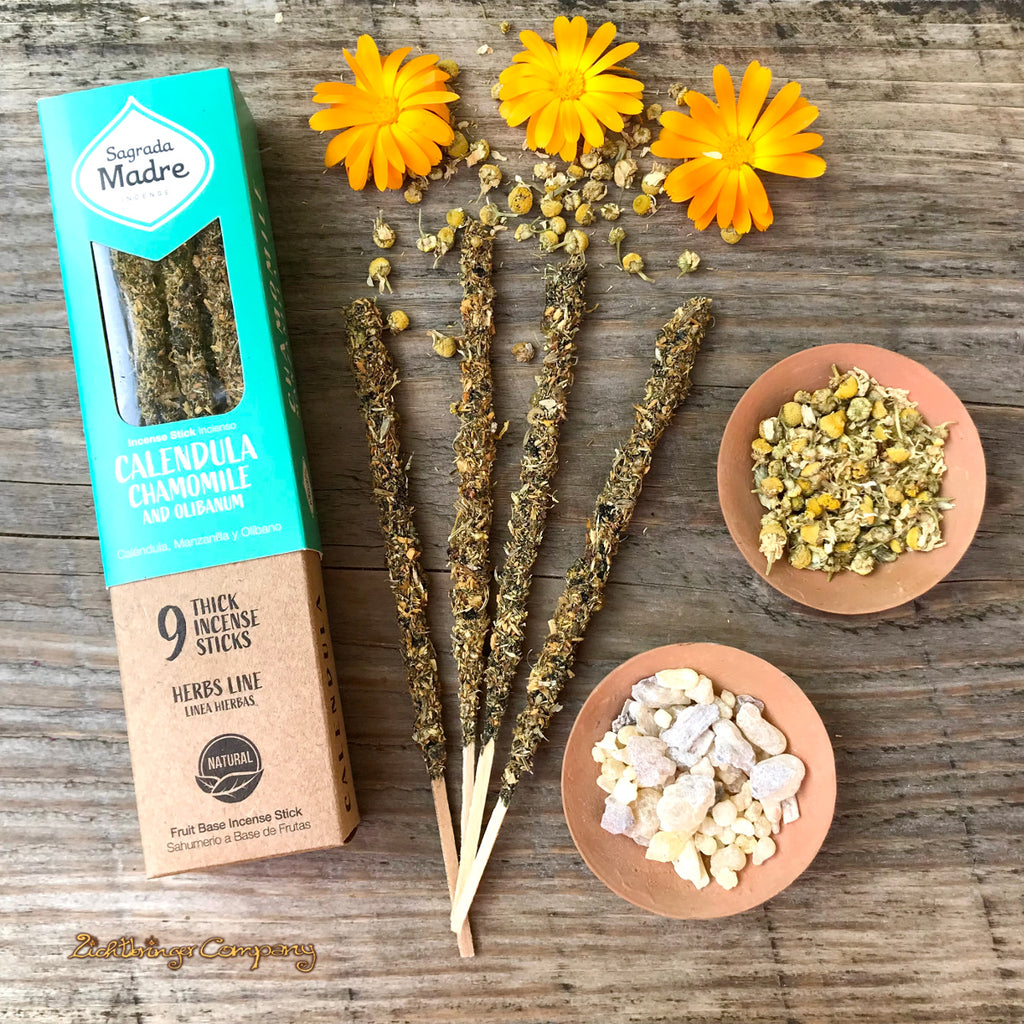 Sagrada Madre Räucherstäbchen Calendula Chamomile and Olibanum, lose Stäbchen, Verpackung sowie Harze und Kräuter sind auf dem Bild