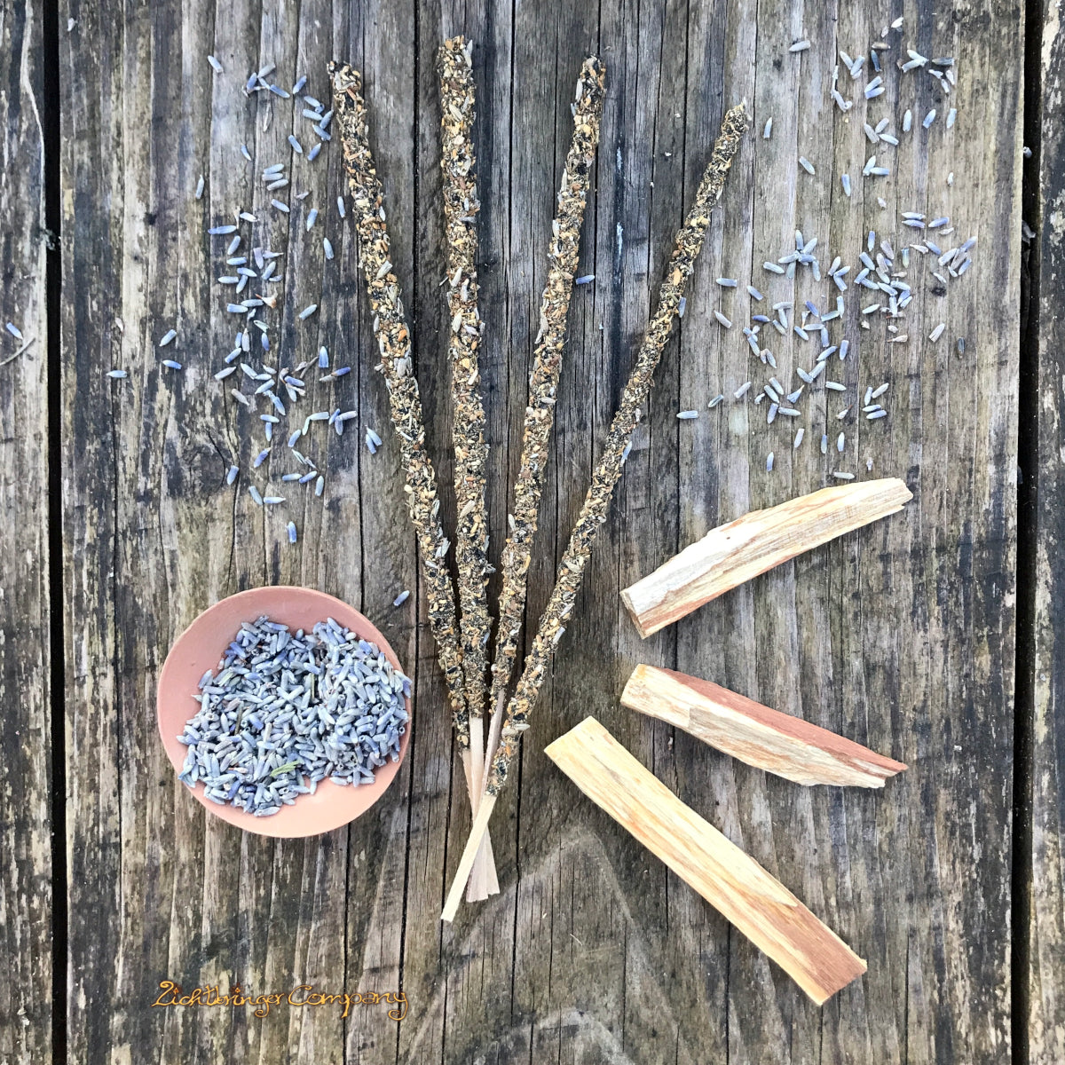4 einzelne Räucherstäbchen mit Palo Santo und Lavendel, von Sagrada Madre, mit einzelnen Zutaten