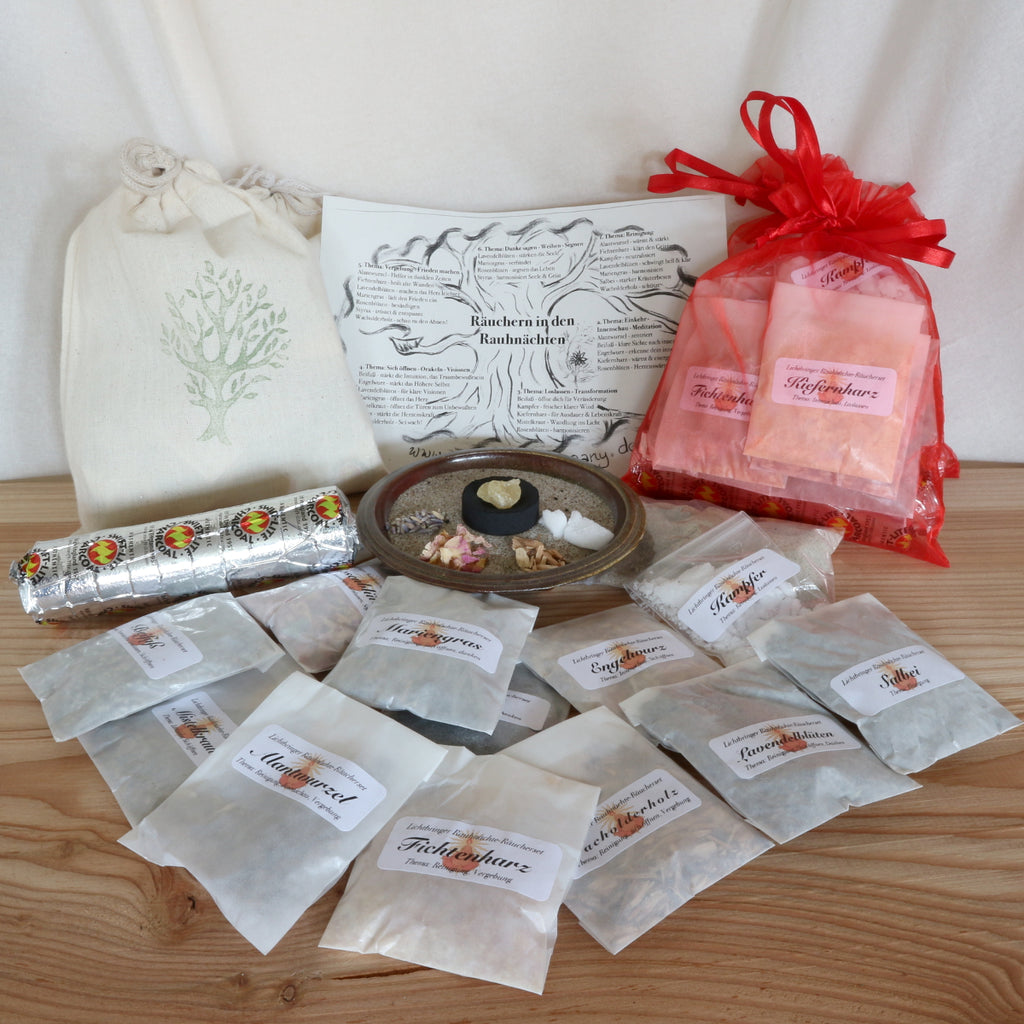 Rauhnächte Räucherset mit 13 Räucherzutaten, verpackt im Papierbeutel. Set mit Räucherkohle und Sand, je nach Auswahl im Baumwollbeutel oder Gazesäckchen
