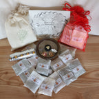 Rauhnächte Räucherset mit 13 Räucherzutaten aus heimischer Tradition, verpackt im Papierbeutel. Set mit Räucherkohle und Sand, je nach Auswahl im Baumwollbeutel oder Gazesäckchen