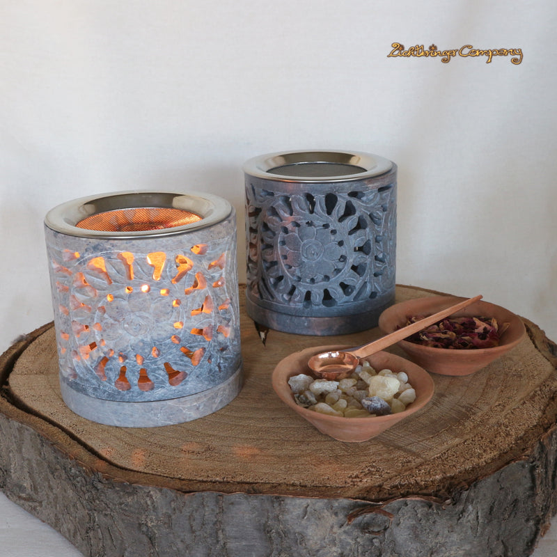 Räucherstövchen Indra aus Speckstein mit Sonnenornament, Gesamtansicht atmosphärisch