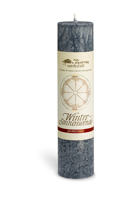Wintersonnenwende Ritualkerze aus der Allgäuer Heilkräutermanufaktur. Farbe mitternachtsblau, aus der Serie Jahresrad, mit Banderole